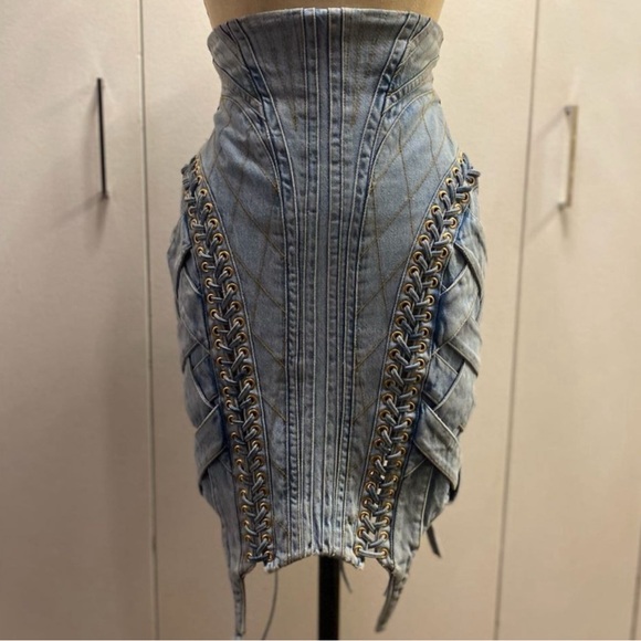 Balmain High-waist Lace-up Denim Skirt
Size 38 runway look - Picture 3 of 12
